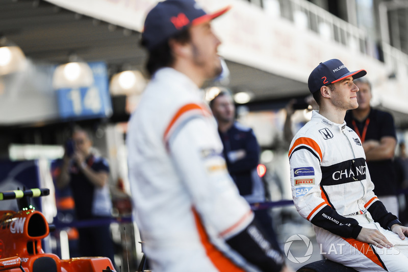 Fernando Alonso y Stoffel Vandoorne, en la foto del equipo McLaren