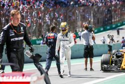 Lewis Hamilton, Mercedes AMG F1, dans le Parc Fermé