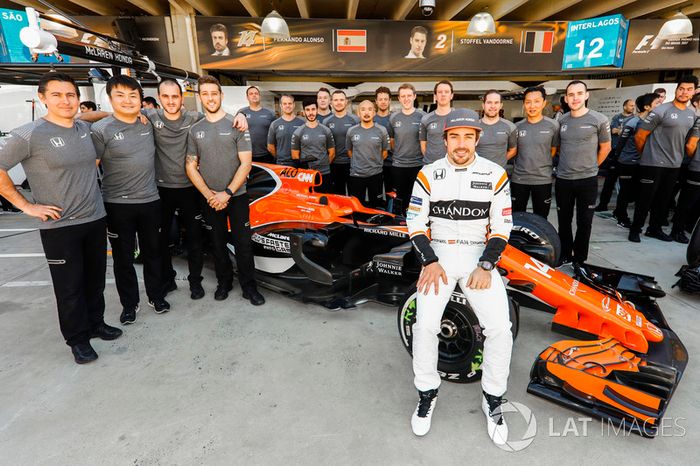 Fernando Alonso, McLaren, con el equipo McLaren en la foto de grupo