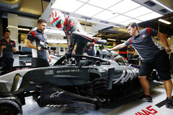 Antonio Giovinazzi, Haas F1 Team VF-17, with halo