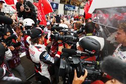 Fernando Alonso, Toyota Gazoo Racing viert de overwinning met het team