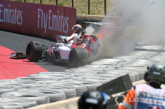 Marcus Ericsson, Sauber C37 choca en la PL1 y se incendia