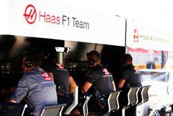 Guenther Steiner, Team Principal, Haas F1, y el equipo de Haas F1 en la pared del pit