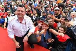 Eric Boullier, McLaren Racing Director y fans