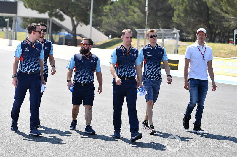 Sergey Sirotkin, Williams cammina lungo il circuito con Alex Wurz, Driver Coach Williams
