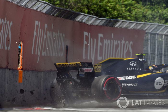 Carlos Sainz Jr., Renault Sport F1 Team R.S. 18 golpea el muro en la PL2