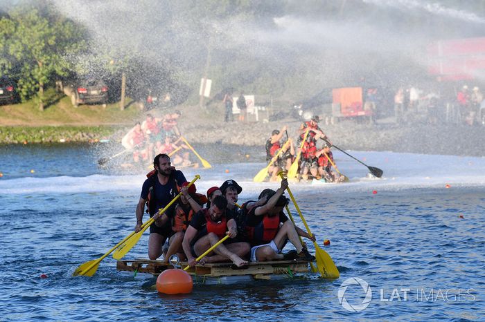 La carrera de balsas