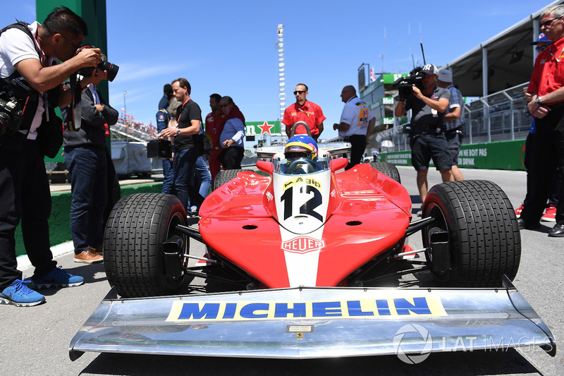 Jacques Villeneuve, pilote la Ferrari 312T3 de son père