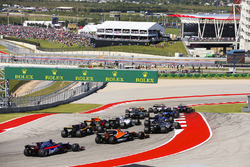 Nico Hulkenberg, Renault Sport F1 Team RS17, Stoffel Vandoorne, McLaren MCL32, Brendon Hartley, Scuderia Toro Rosso STR12, à l'arrière du peloton au départ