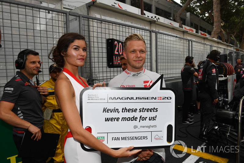 Kevin Magnussen, Haas F1 op de grid met een grid girl