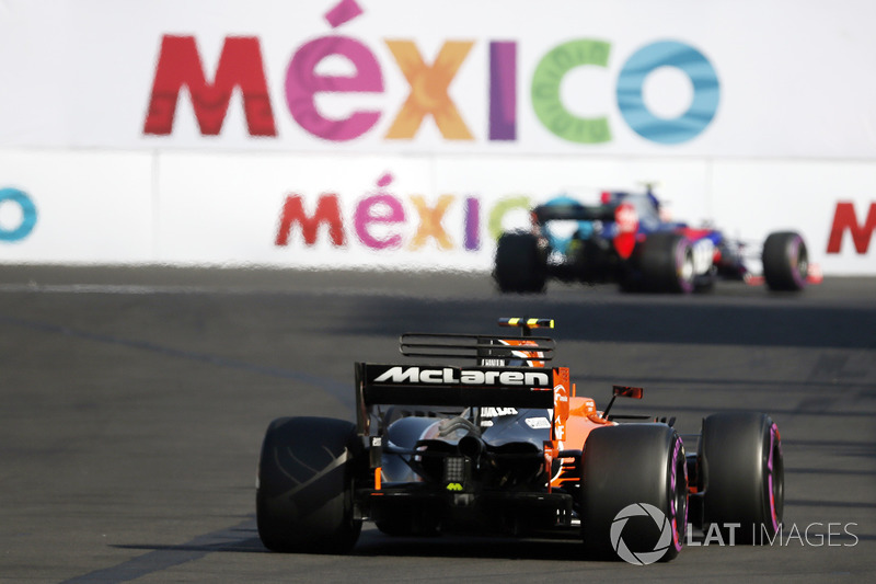 Stoffel Vandoorne, McLaren MCL32 y el auto de Pierre Gasly, Scuderia Toro Rosso STR12