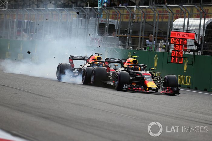 Choque de Max Verstappen, Red Bull Racing RB14 y Daniel Ricciardo, Red Bull Racing RB14
