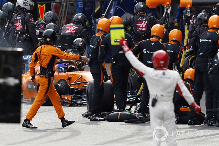 Fernando Alonso, McLaren MCL33 Renault, regresa a pits con daños