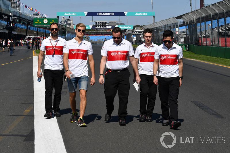 Marcus Ericsson, Alfa Romeo Sauber F1 Team walks the track with the team