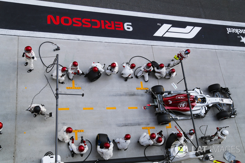 Marcus Ericsson, Sauber C37 Ferrari, lascia il box dopo un pit stop