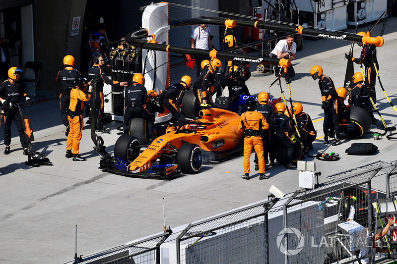 Stoffel Vandoorne, McLaren MCL33, pit stop