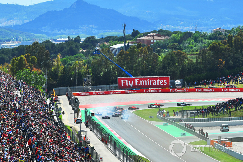 Lewis Hamilton, Mercedes-AMG F1 W09 leads at the start of the race