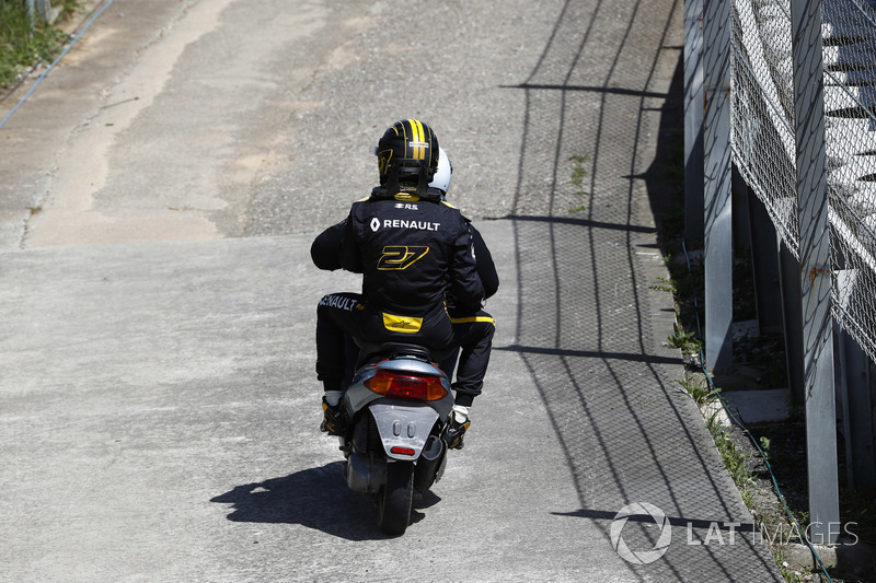 Nico Hulkenberg, Renault Sport F1 Team R.S. 18.vuelve a boxes en moto
