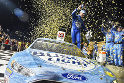 Race winner Kevin Harvick, Stewart-Haas Racing, Ford Fusion Busch Light