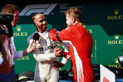 Lewis Hamilton, Mercedes-AMG F1 y Sebastian Vettel, Ferrari celebran en el parque cerrado