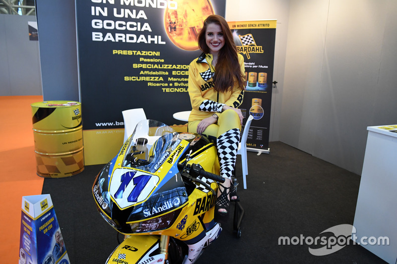 Las chicas en el Salón del Automóvil de Bolonia 2017