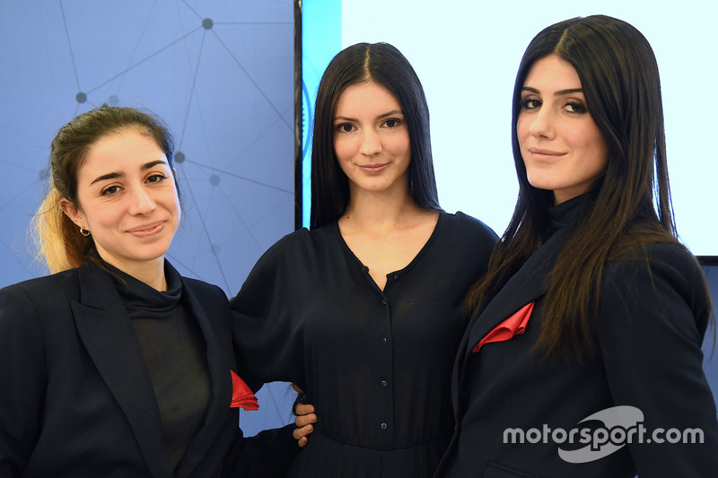 Las chicas en el Salón del Automóvil de Bolonia 2017