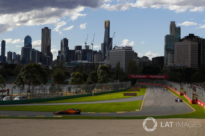 Stoffel Vandoorne, McLaren MCL33 Renault, Sergio Perez, Force India VJM11 Mercedes, y Esteban Ocon, Force India VJM11 Mercedes