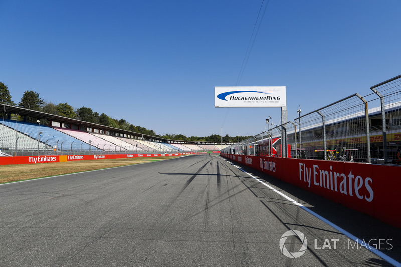 Dettaglio del circuito con un cartello dell'Hockenheimring posto sopra il rettilineo