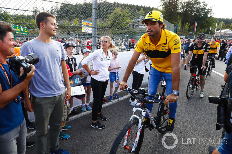 Carlos Sainz Jr., Renault Sport F1 Team, cycles past fans