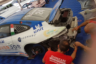 Lavori di riparazione sulla Porsche 911 GT3 Cup di Riccardo Cazzaniga, Ghinzani Arco Motorsport dopo l'incidente nelle Qualifiche