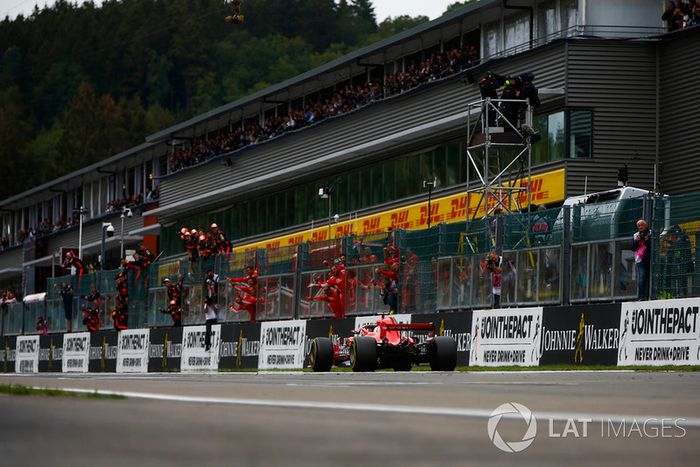 Sebastian Vettel, Ferrari SF71H, bajo la bandera a cuadros