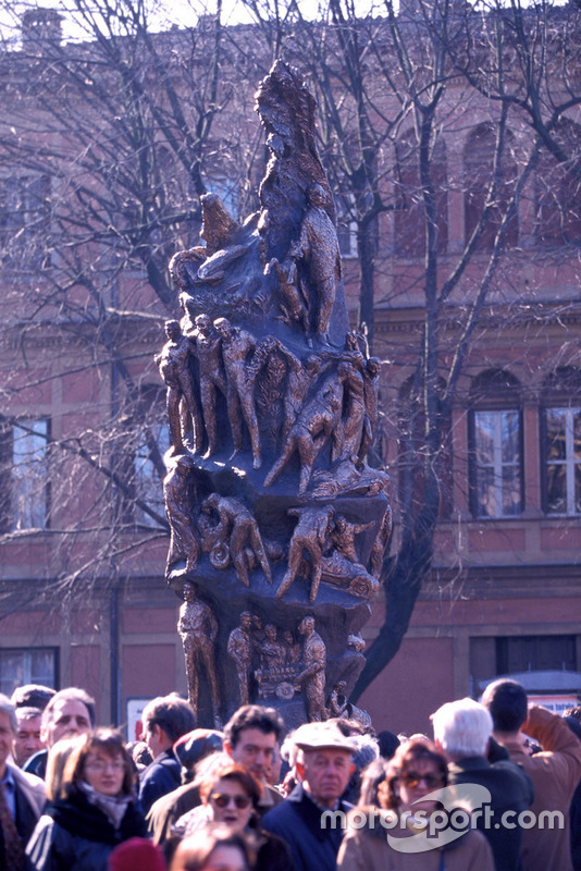 Modena 1998, monumento donado por Piero Ferrari a la ciudad de Módena en el centenario del nacimiento de Enzo Ferrari