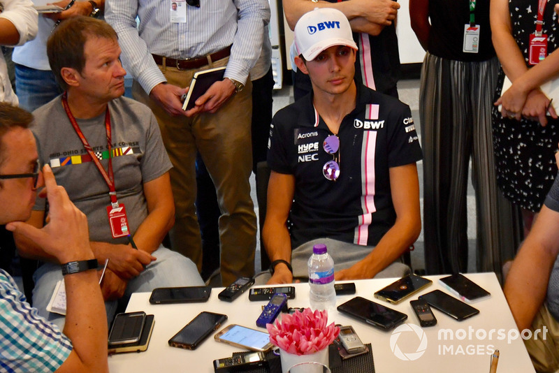 Esteban Ocon: "Revisei as imagens, mas não vou analisá-las. Tive uma grande largada, me senti muito bem com o carro. Tudo o que eu senti foi um golpe, e acabei na parede."