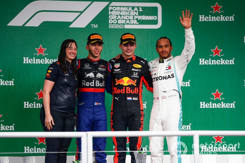 El podio del GP de Brasil 2019 con Hannah Schmitz como representante de Red Bull.