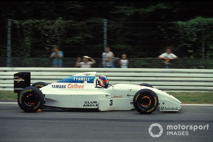 Ukyo Katayama, Tyrrell 022 Yamaha, with glowing brakes