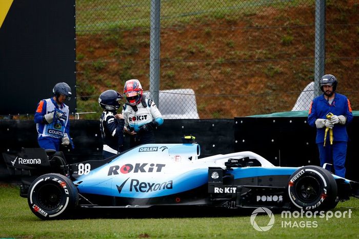 Robert Kubica, Williams FW42 hablando con el Doctor después de un accidente