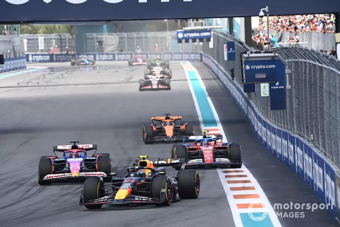 Sergio Pérez, Red Bull Racing RB20, por delante de Daniel Ricciardo, VCARB 01, Carlos Sainz, Ferrari SF-24, y Oscar Piastri, McLaren MCL38.