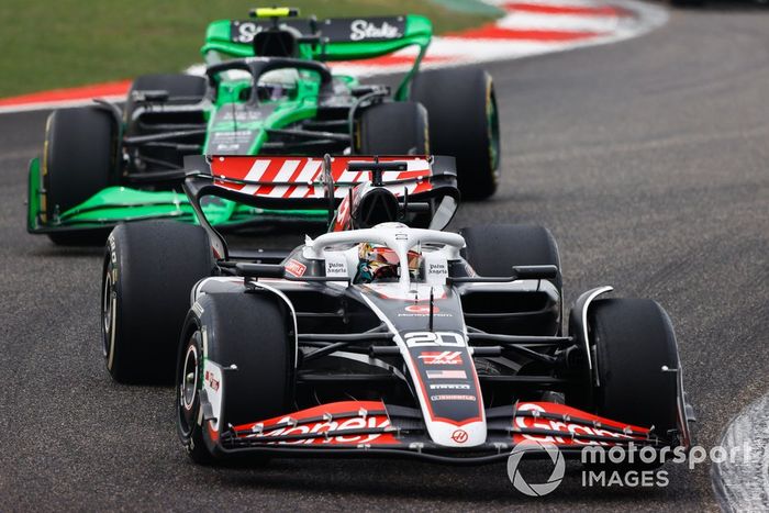 Kevin Magnussen, Haas VF-24, Zhou Guanyu, Kick Sauber C44