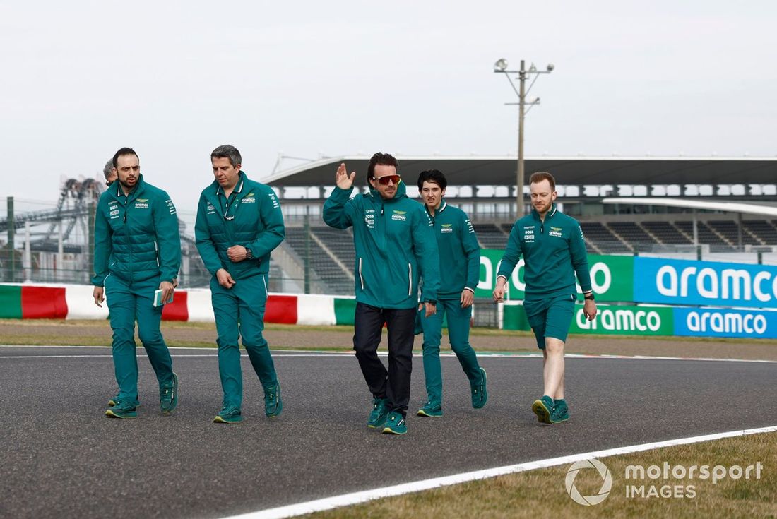 Fernando Alonso, Aston Martin F1 Team, recorre la pista 