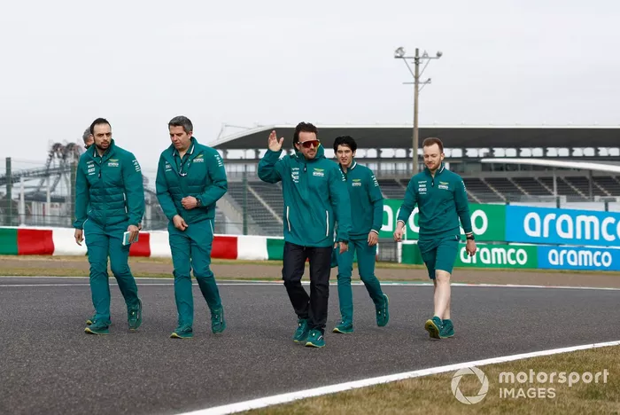 Fernando Alonso, Aston Martin F1 Team, se promène sur la piste 