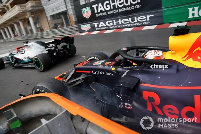 Verstappen tenta ultrapassagem sobre Hamilton