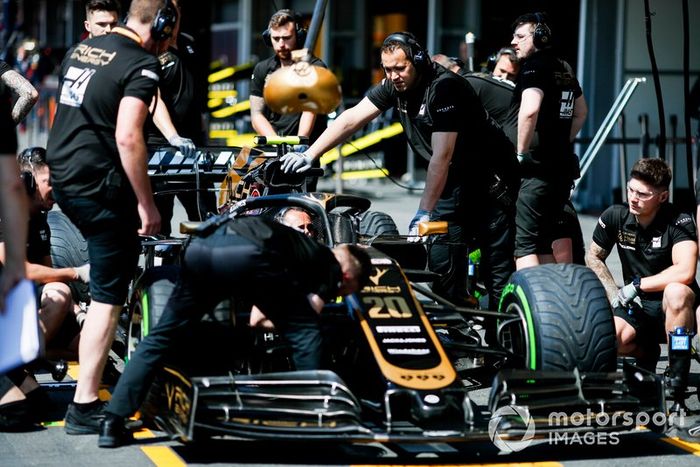 Haas mechanics doing pit stop practice 