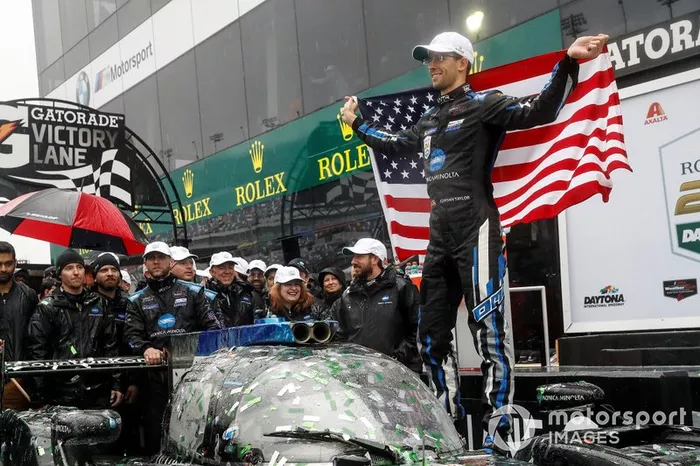 #10 Wayne Taylor Racing Cadillac DPi: Renger Van Der Zande, Jordan Taylor, Fernando Alonso, Kamui Kobayashi, victory celebration, podium