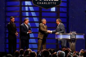 Felix Sabates presenta un anillo a Paul Andrews, Tony Gibson y Peter Jellen durante la inducción de Alan Kulwicki.