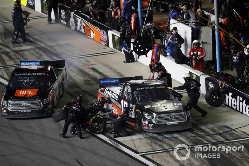 Todd Gilliland, Kyle Busch Motorsports, Toyota Tundra JBL, Harrison Burton, Kyle Busch Motorsports, Toyota Tundra Safelite AutoGlass, pit stop