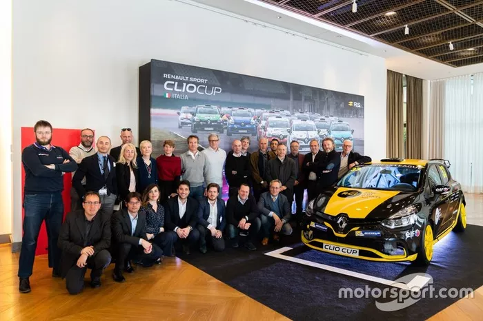 I protagonisti della Press League posano con la Clio RS 1.6 turbo