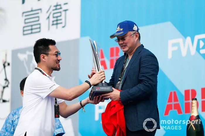 Un representante de DS TECHEETAH con el trofeo de ganador