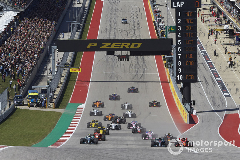 Kimi Raikkonen, Ferrari SF71H, Lewis Hamilton, Mercedes AMG F1 W09 EQ Power+, ahead of Valtteri Bottas, Mercedes AMG F1 W09 EQ Power+, Daniel Ricciardo, Red Bull Racing RB14, Sebastian Vettel, Ferrari SF71H, y el resto del grupo en la arrancada