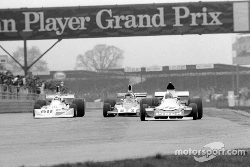 John Nicholson Lyncar 006 #50 devant Lella Lombardi March 751 #10 et Tony Trimmer Safir Cosworth #52