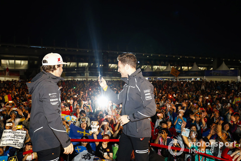 Fernando Alonso, McLaren, y Stoffel Vandoorne, McLaren, en el escenario